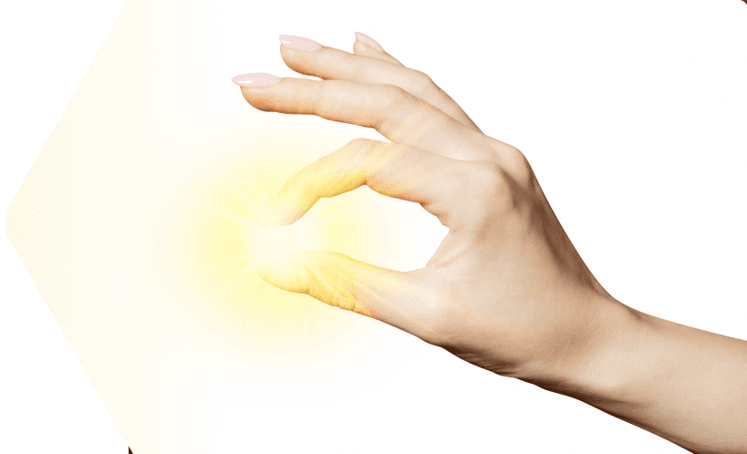 Obrázek zobrazuje skleněné srdce naplněné červenými kapslemi, které symbolizují omega-3 mastné kyseliny (DHA a EPA) a vitaminy D a E. Na obrázku jsou umístěny barevné ikony a popisky, které ukazují, jak tyto živiny podporují zdraví srdce.